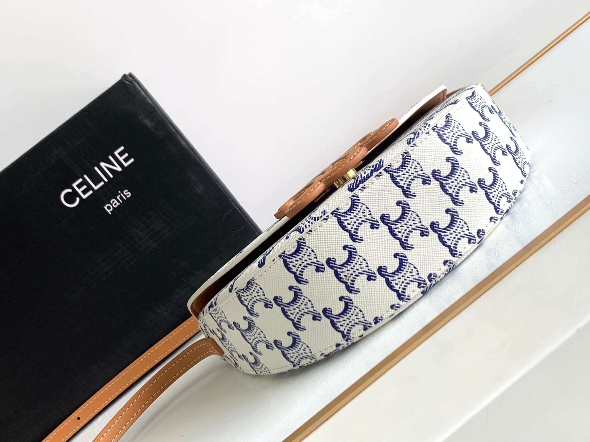 Ce**e besace cuir triomphe