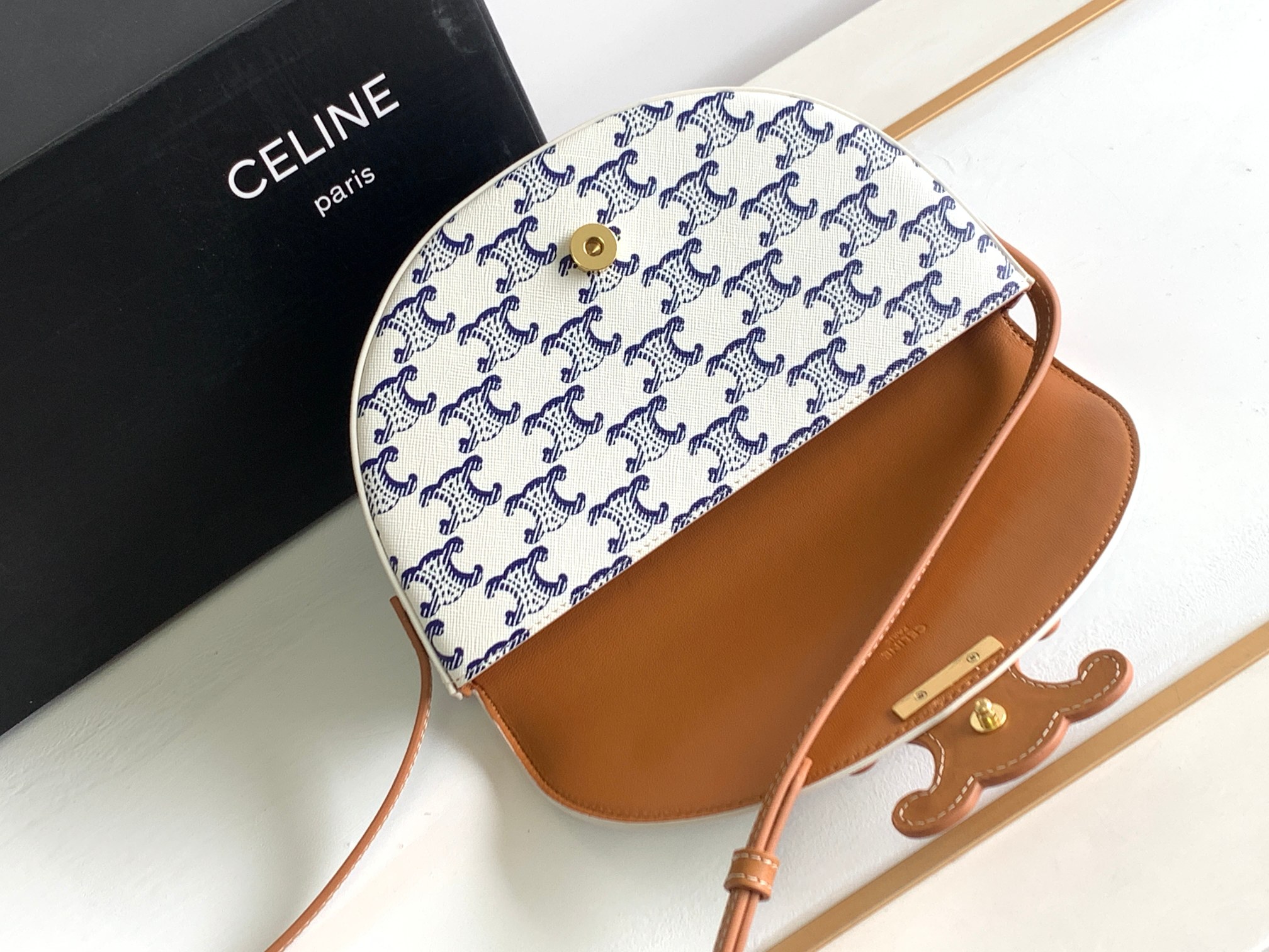 Ce**e besace cuir triomphe