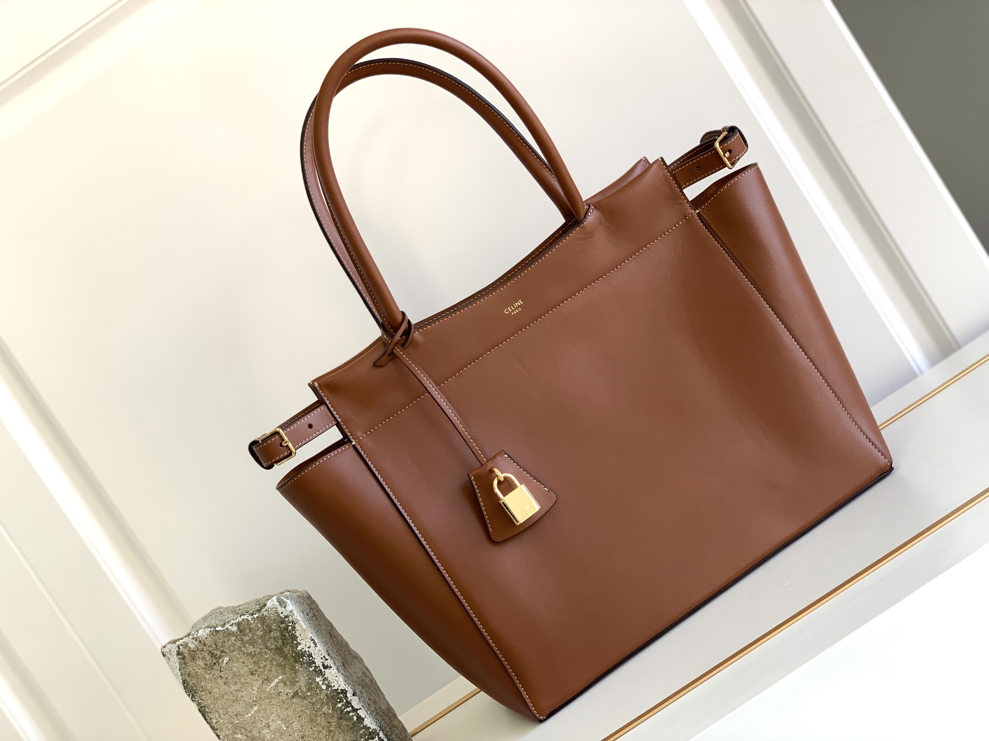Ce**e bourgeois shopper