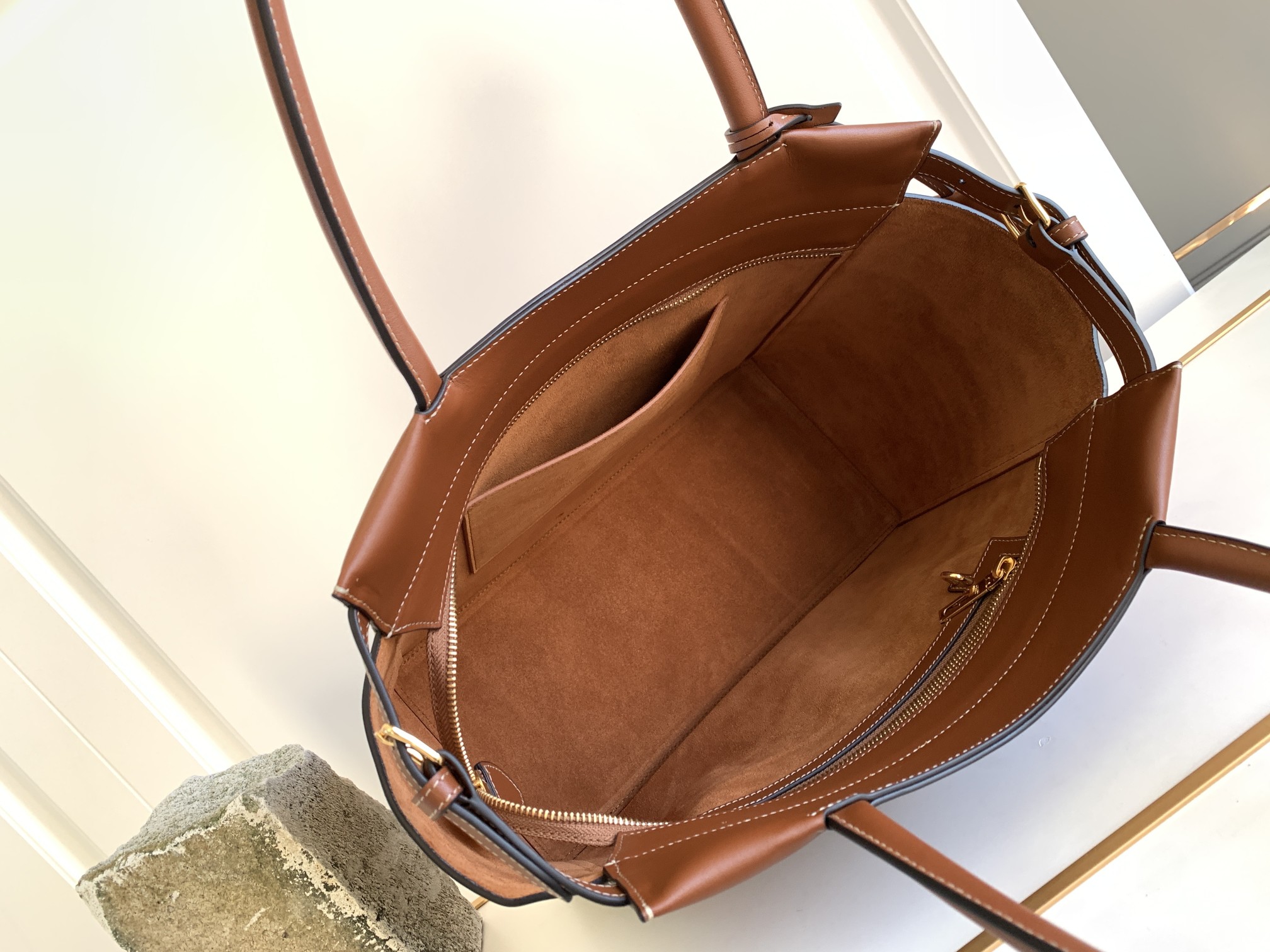Ce**e bourgeois shopper