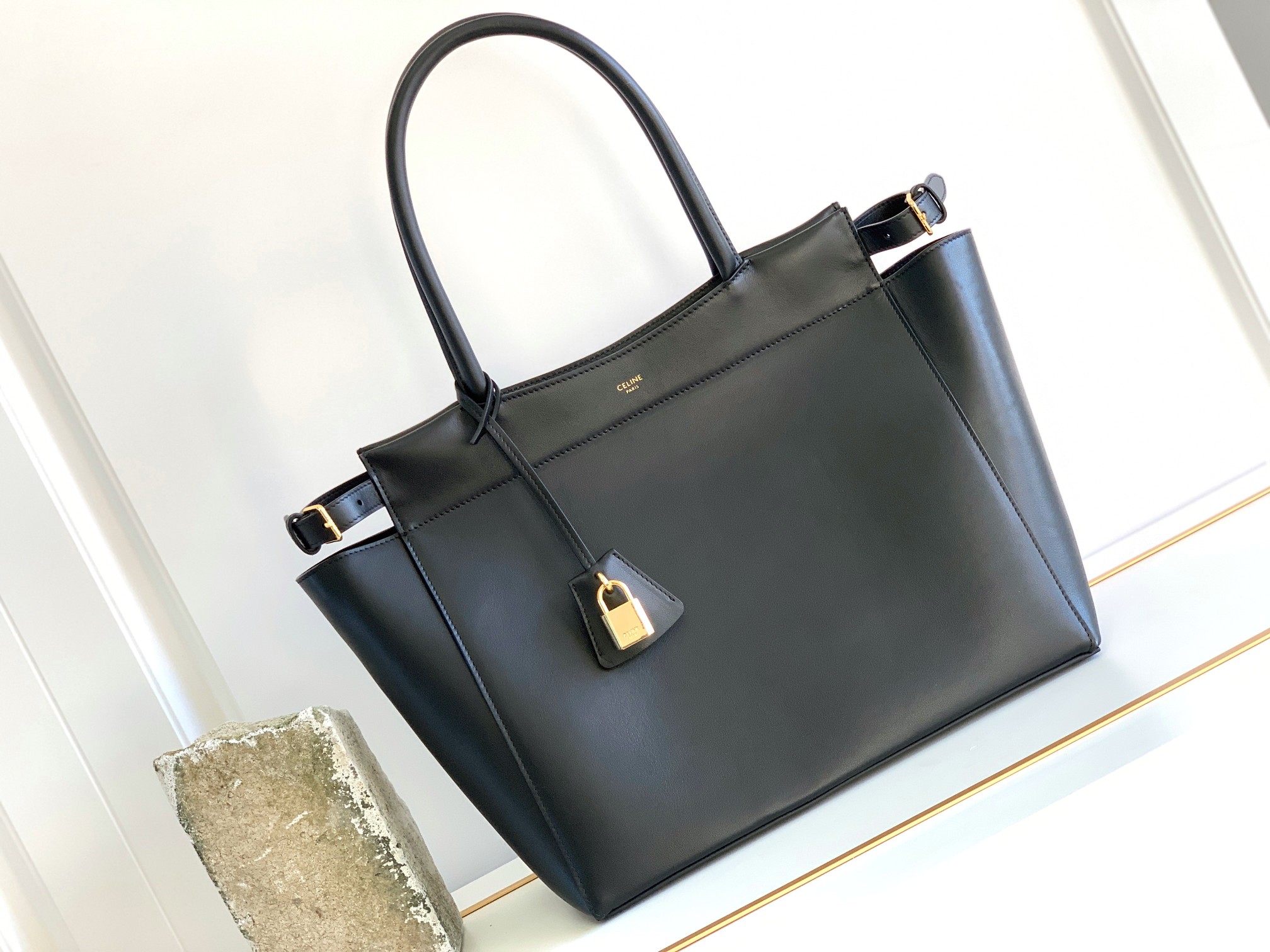 Ce**e bourgeois shopper
