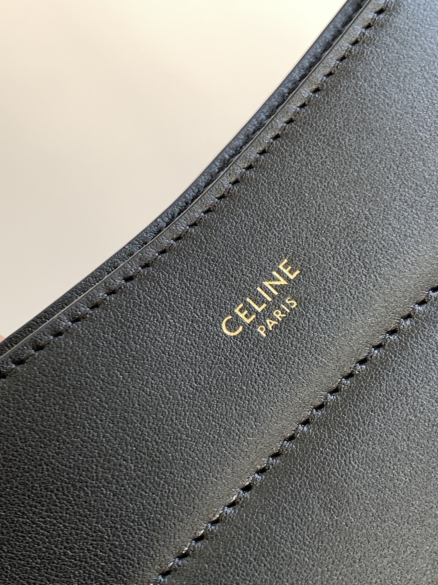 Ce**e bourgeois shopper