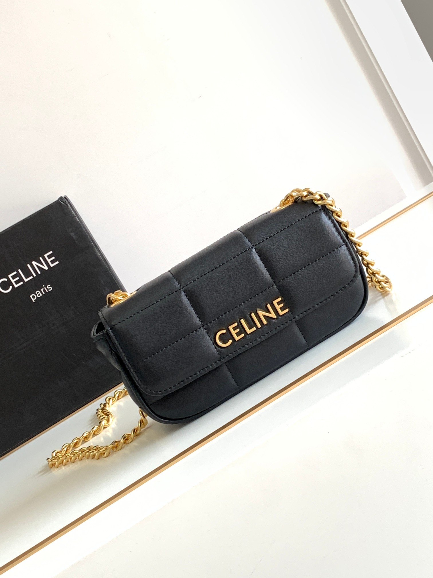 Ce**e chain shoulder bag matelasse monochrome Ce**e in quilted goatskin