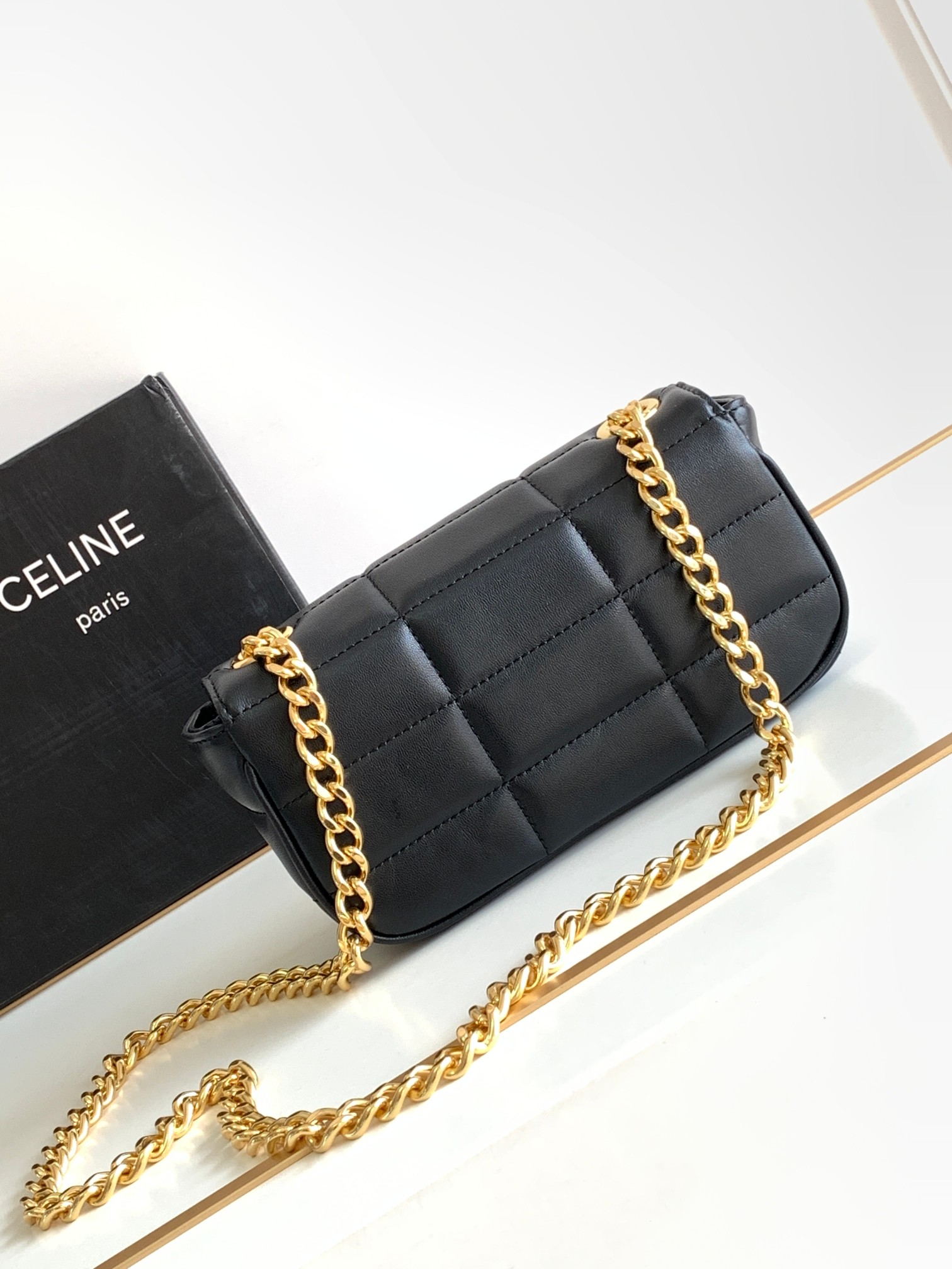 Ce**e chain shoulder bag matelasse monochrome Ce**e in quilted goatskin
