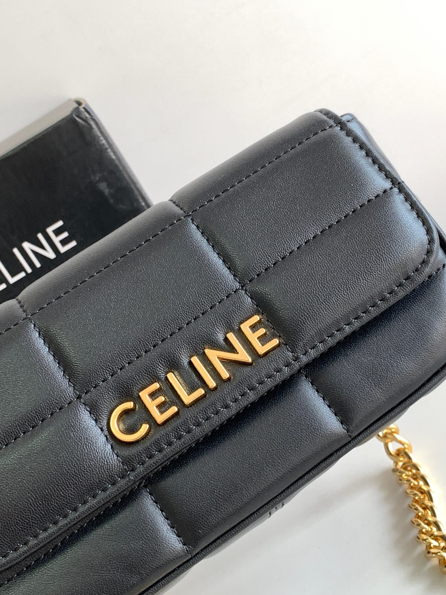 Ce**e chain shoulder bag matelasse monochrome Ce**e in quilted goatskin