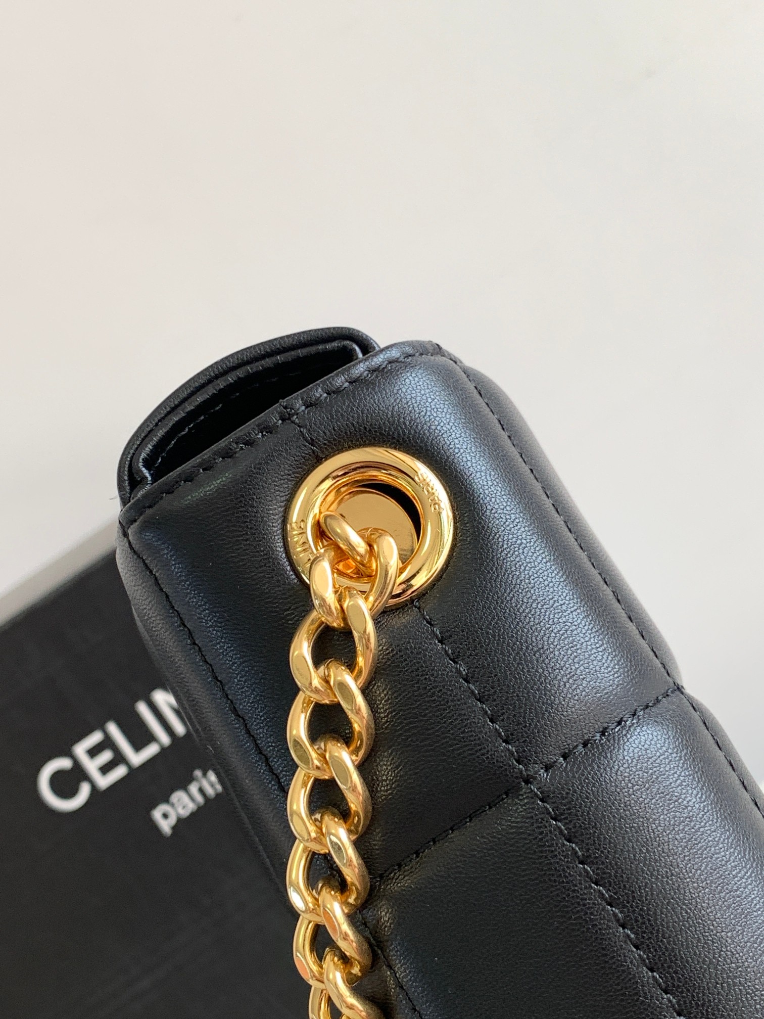 Ce**e chain shoulder bag matelasse monochrome Ce**e in quilted goatskin