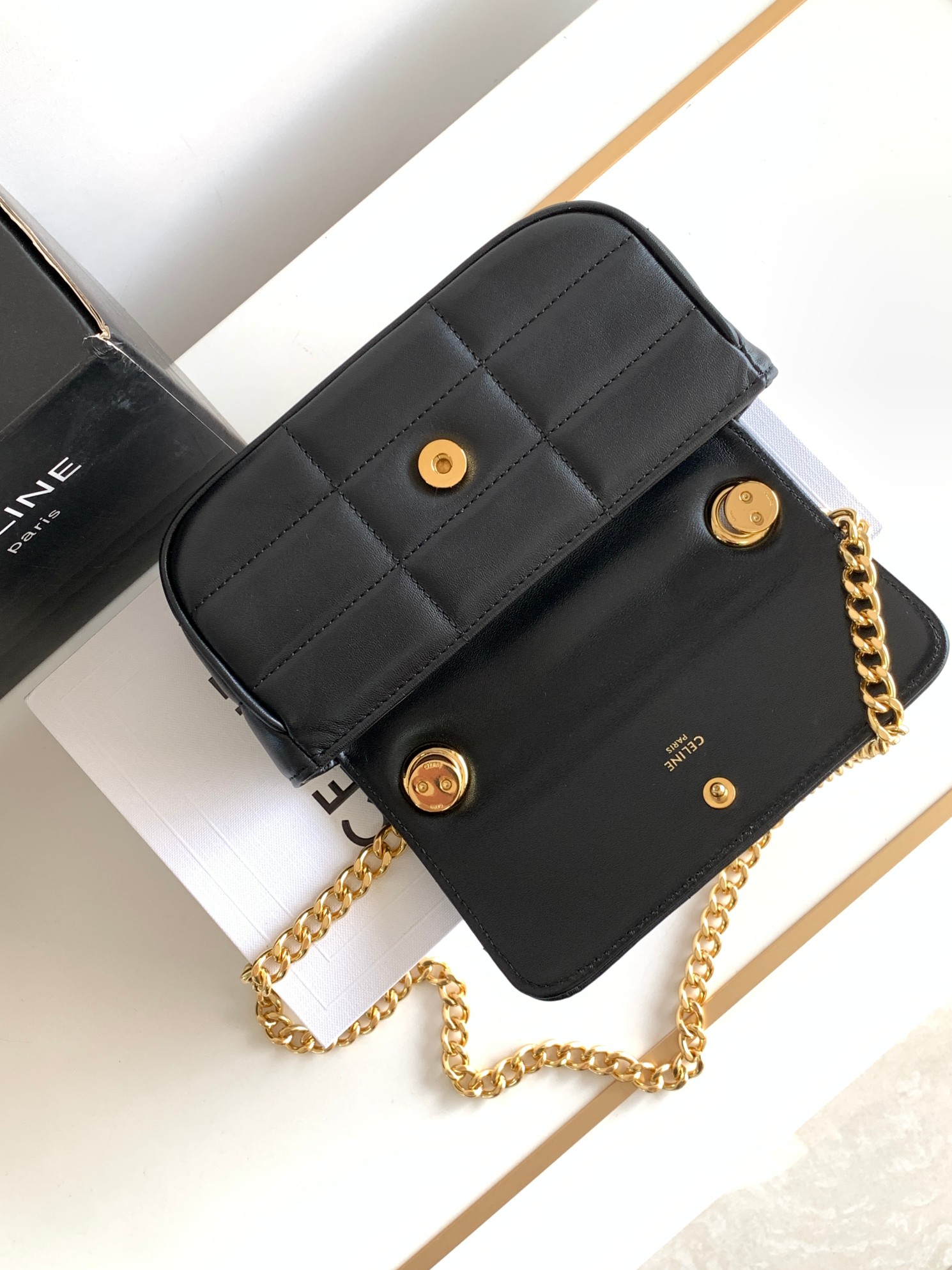 Ce**e chain shoulder bag matelasse monochrome Ce**e in quilted goatskin