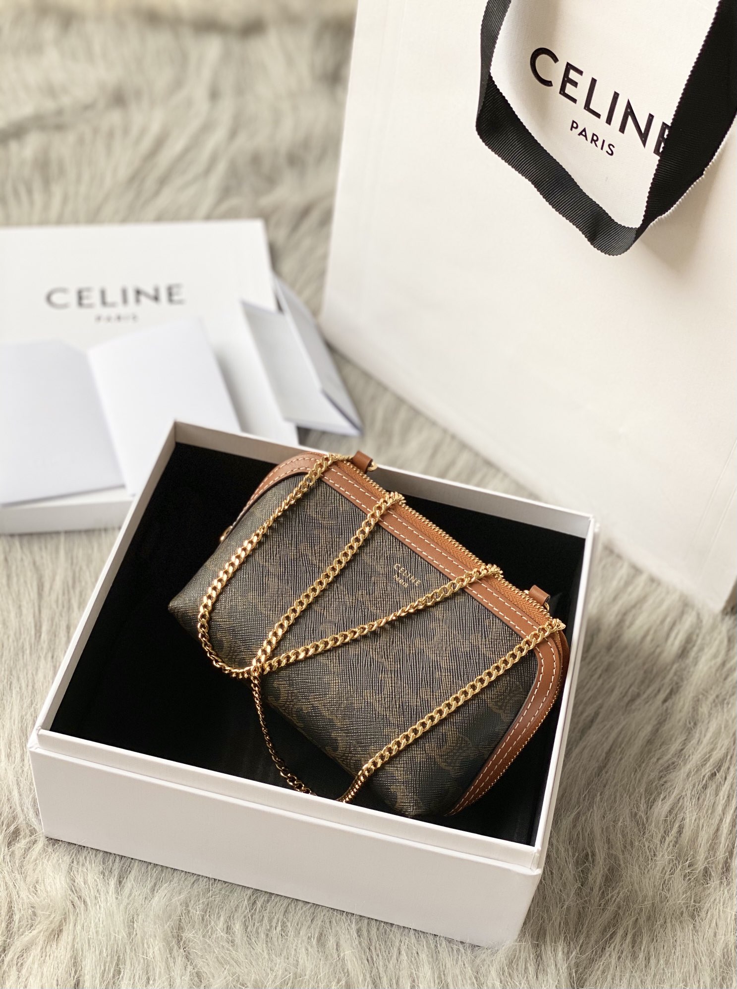 Ce**e clutch with chain