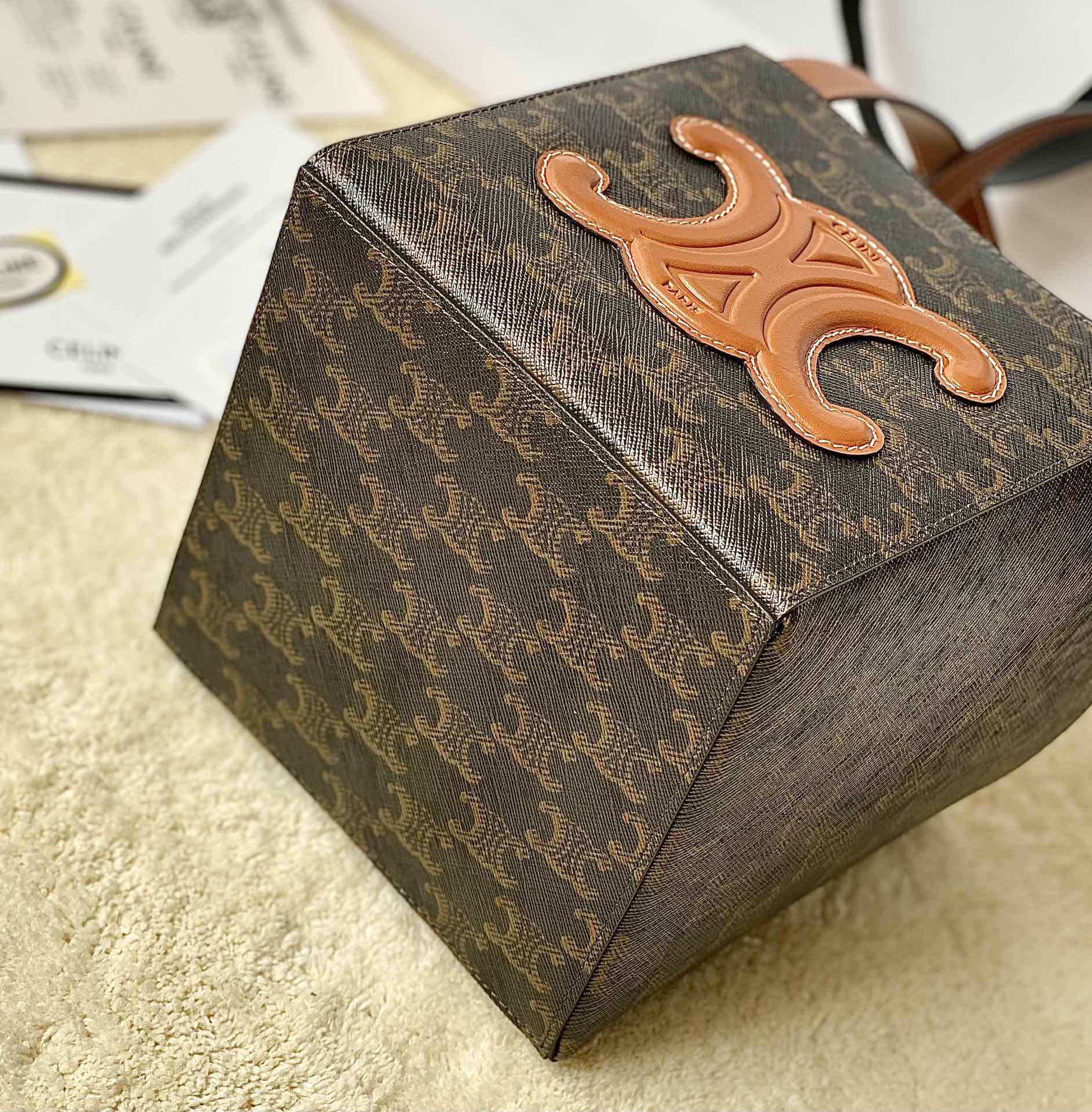 Ce**e cuir triomphe cube bag