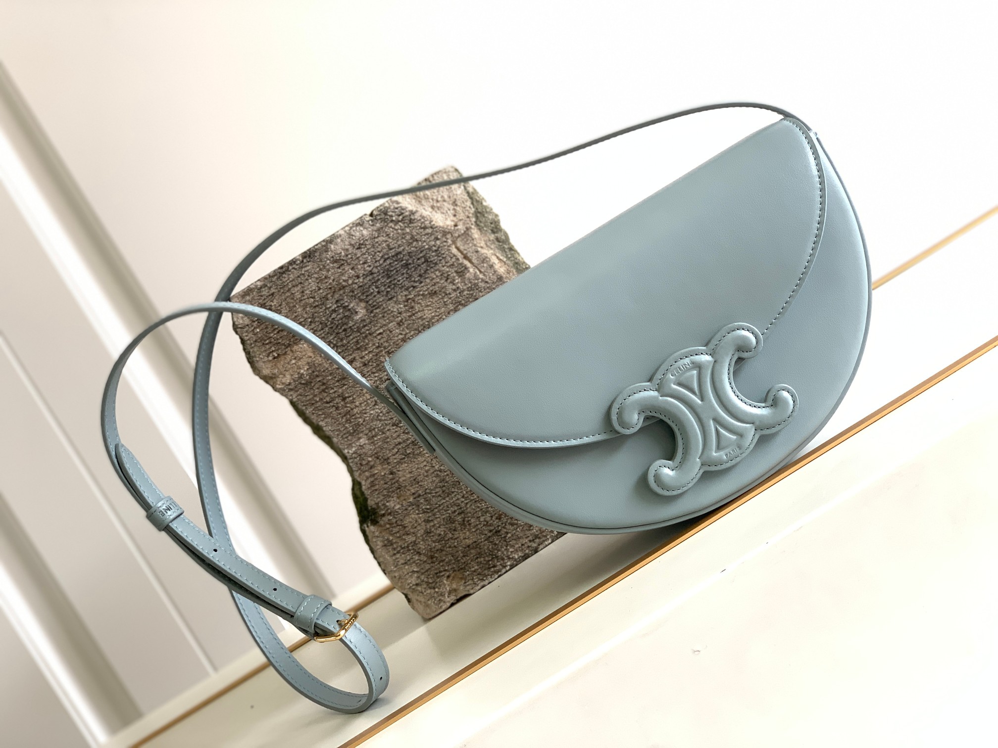 Ce**e besace cuir triomphe