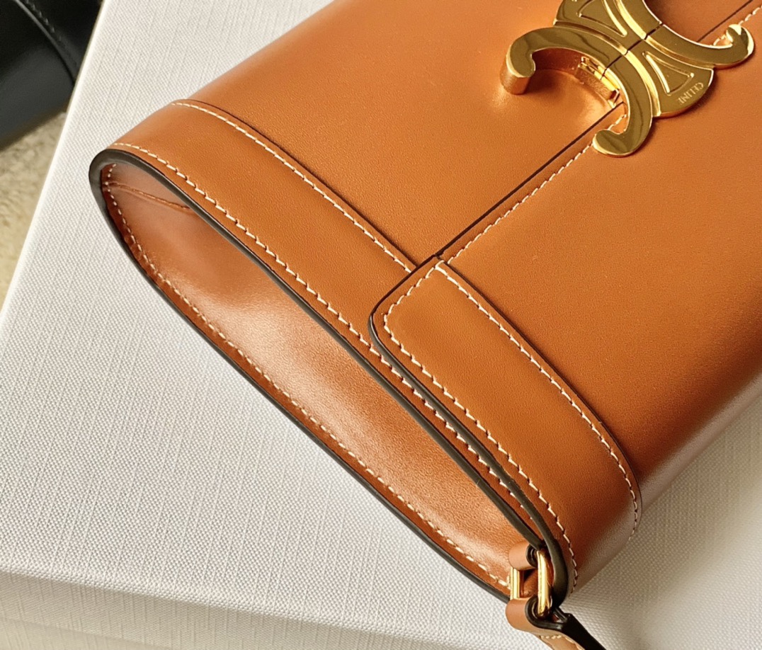 Ce**e triomphe strap bag
