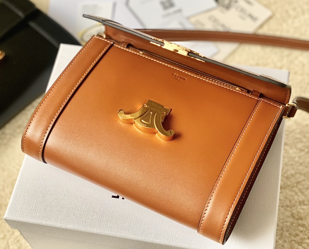 Ce**e triomphe strap bag