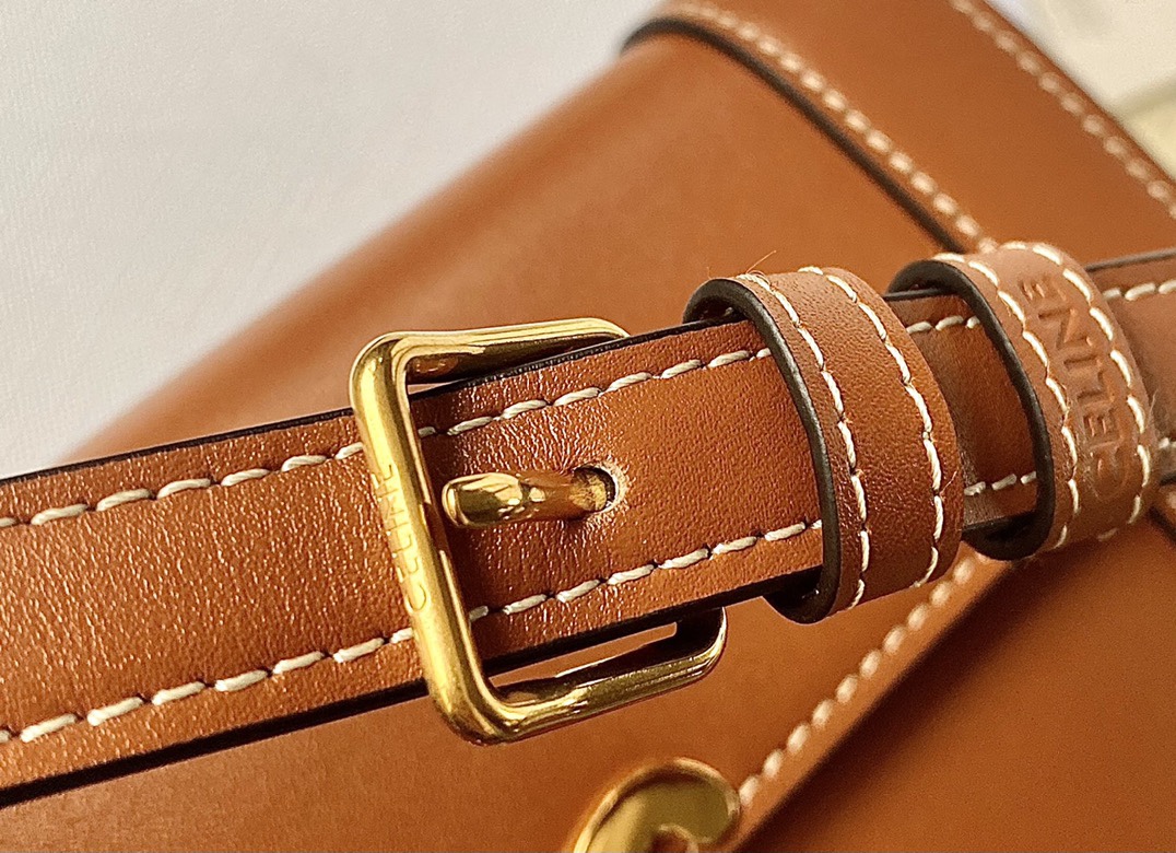 Ce**e triomphe strap bag