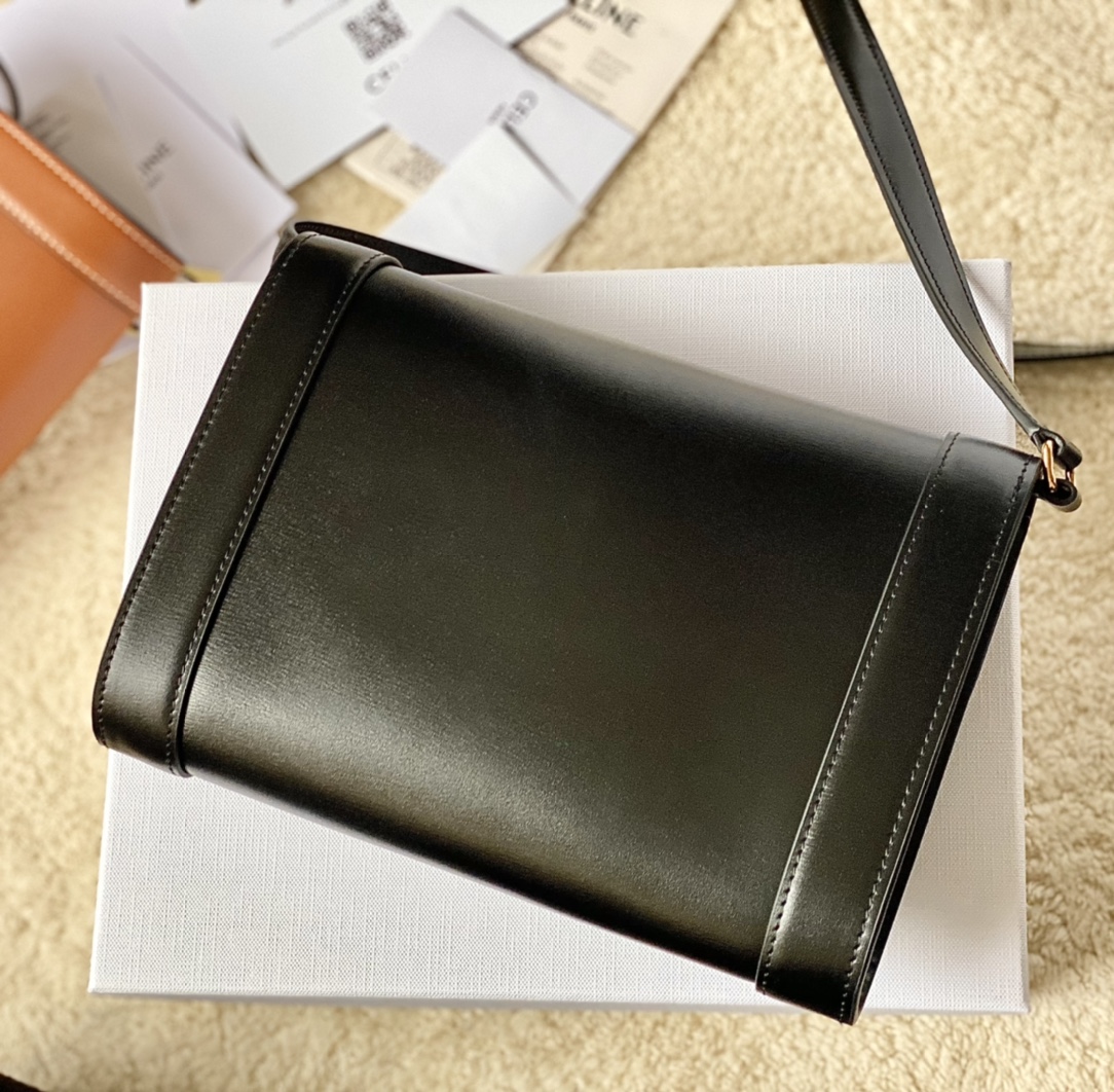 Ce**e triomphe strap bag