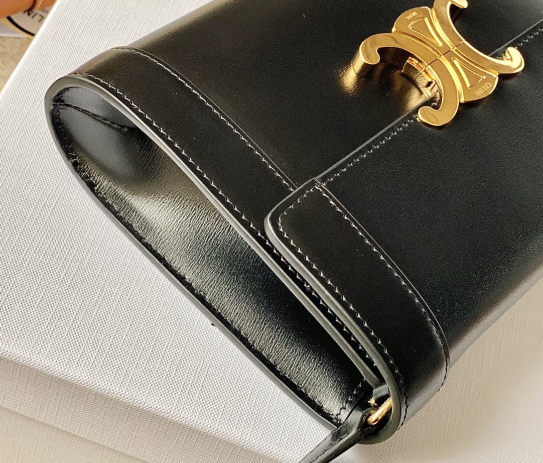 Ce**e triomphe strap bag
