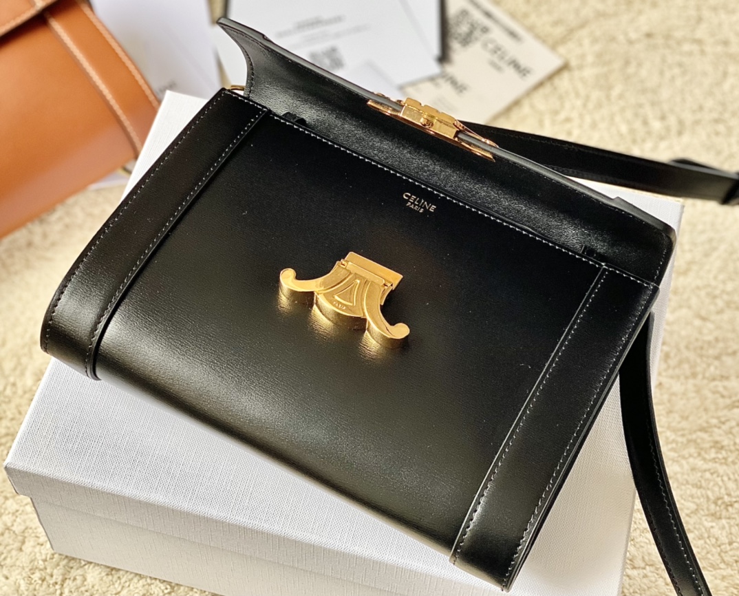 Ce**e triomphe strap bag