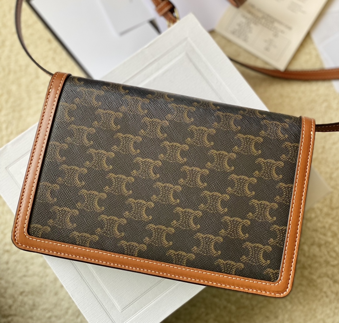 Ce**e enveloppe triomphe bag