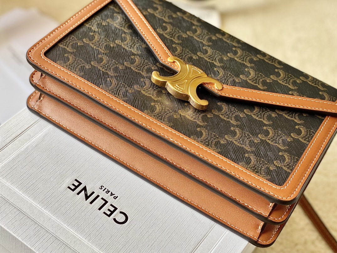 Ce**e enveloppe triomphe bag