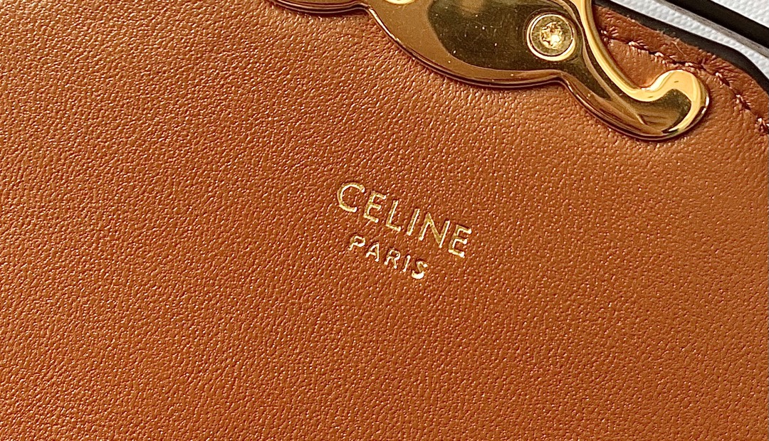 Ce**e enveloppe triomphe bag