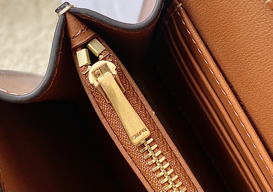 Ce**e enveloppe triomphe bag