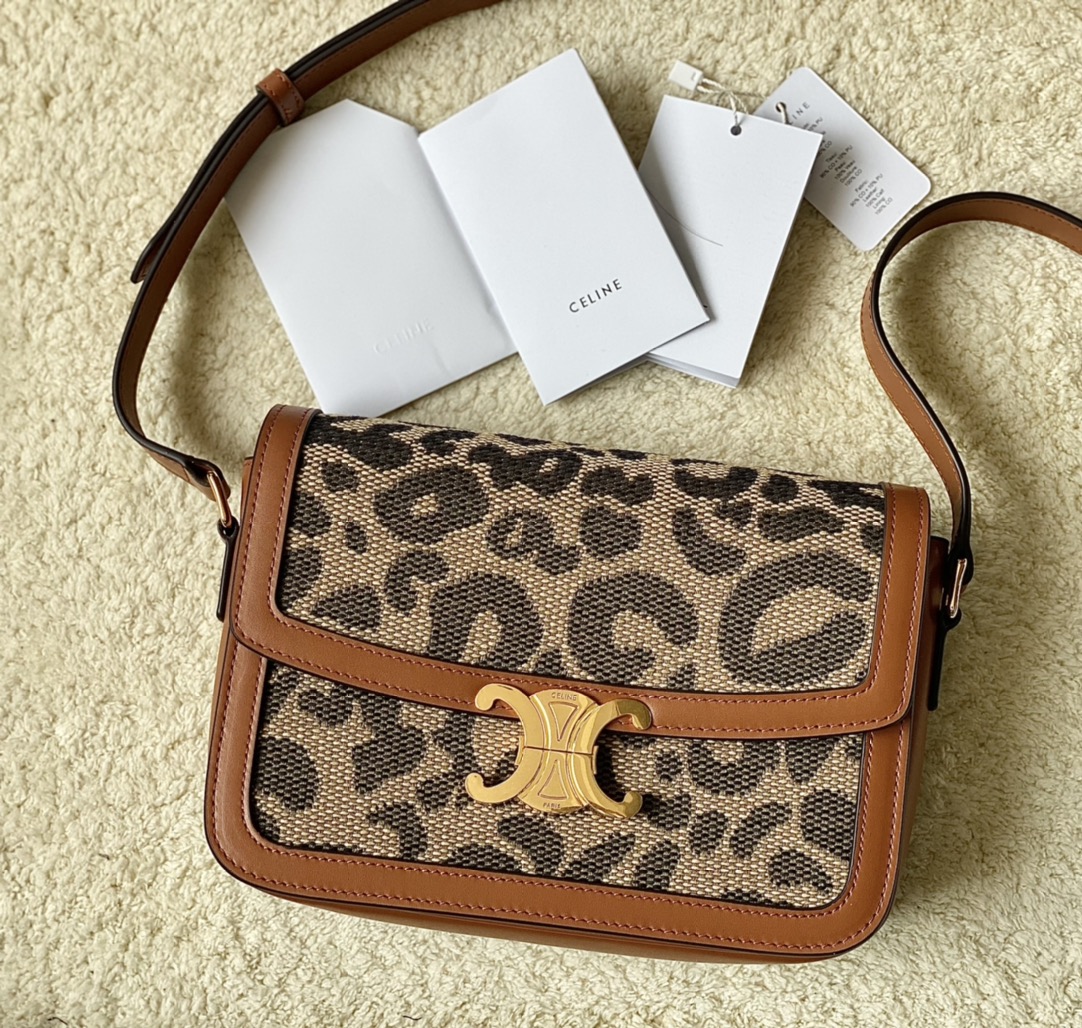 Ce**e classique triomphe bag