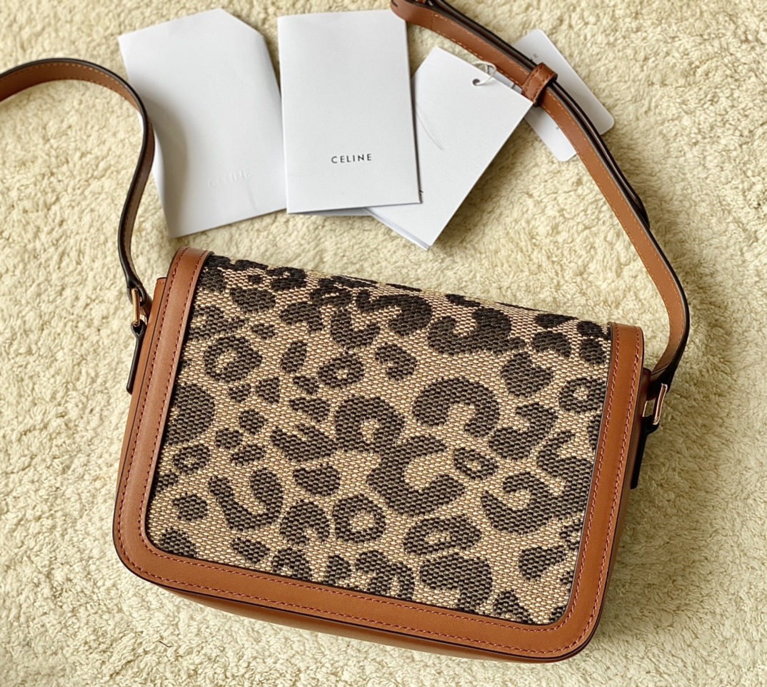 Ce**e classique triomphe bag