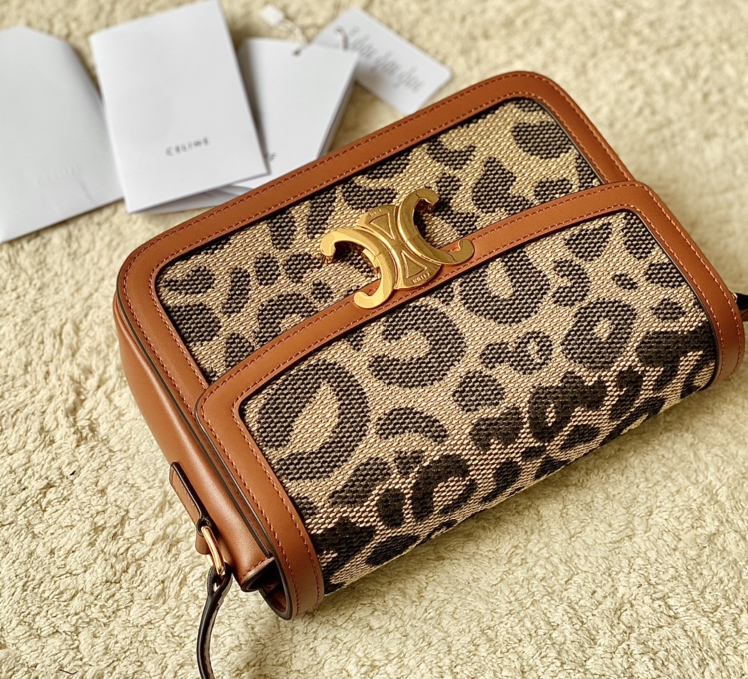Ce**e classique triomphe bag
