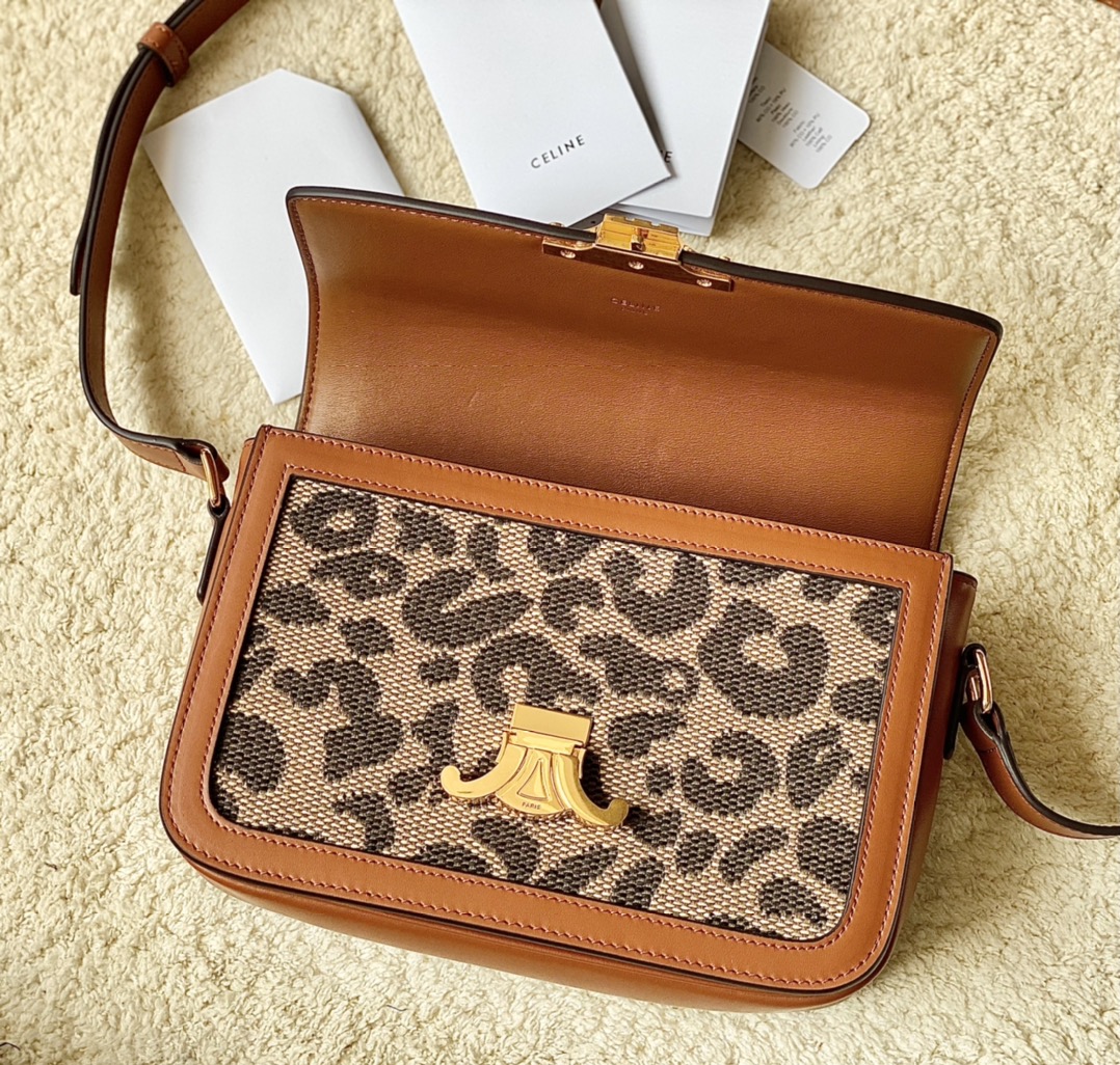 Ce**e classique triomphe bag