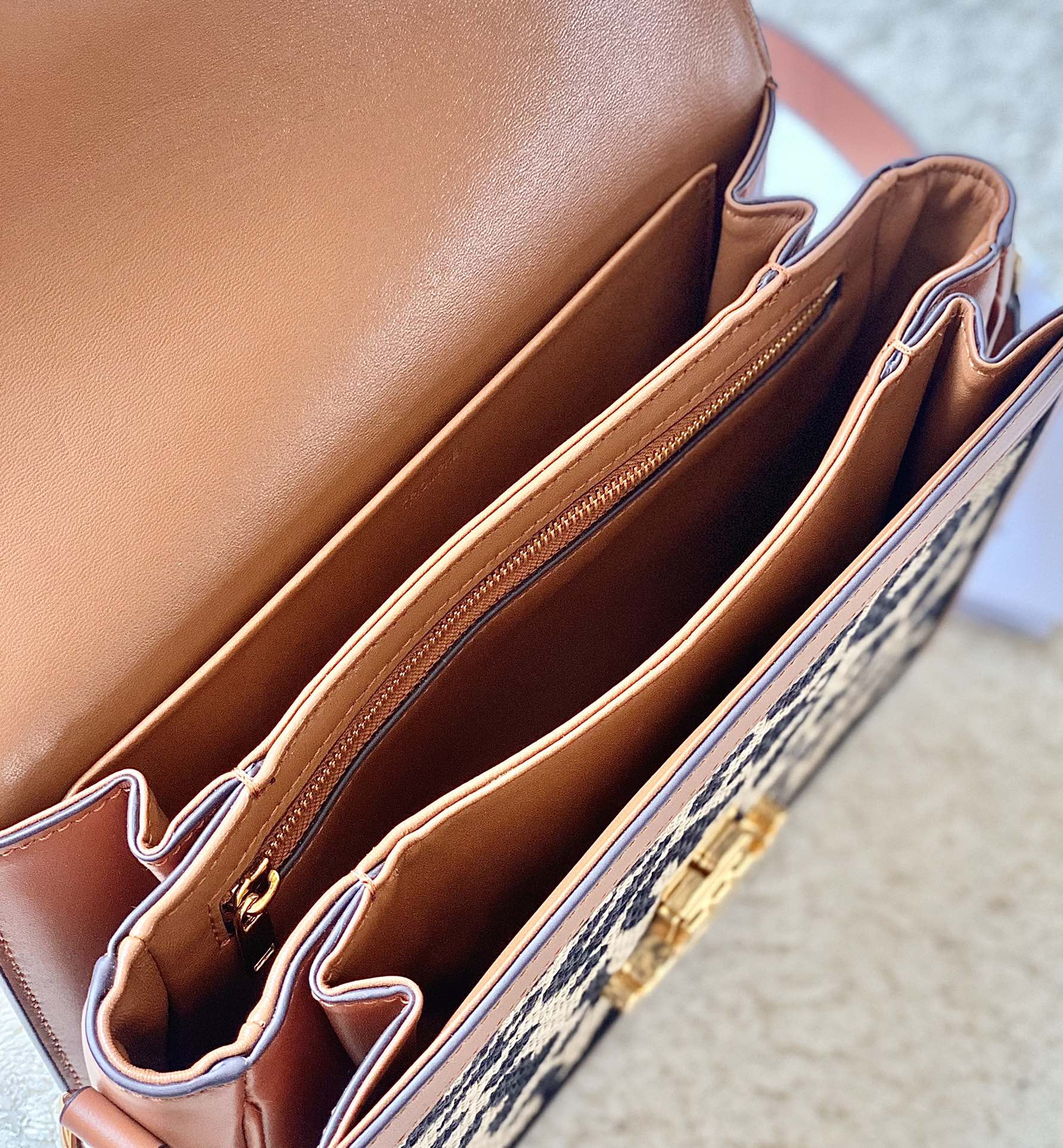 Ce**e classique triomphe bag