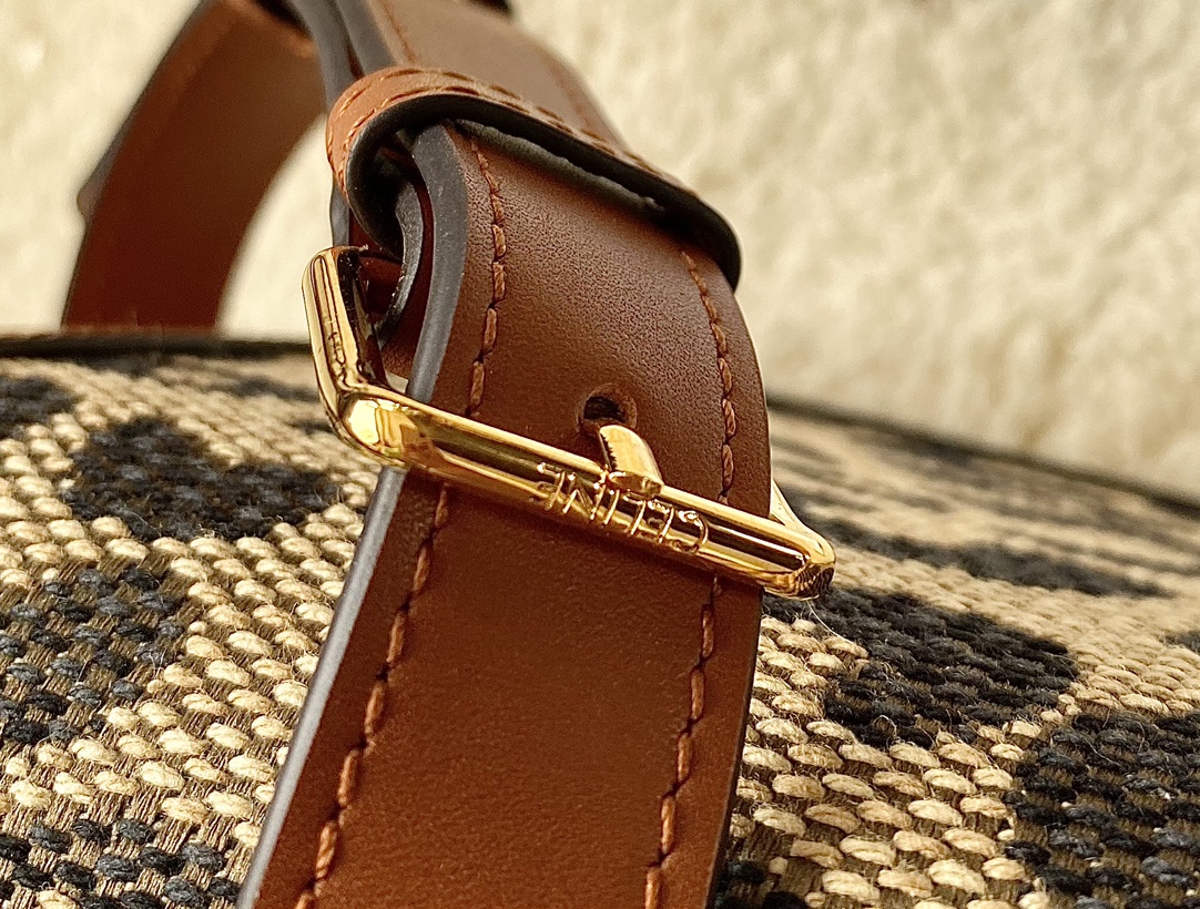 Ce**e classique triomphe bag