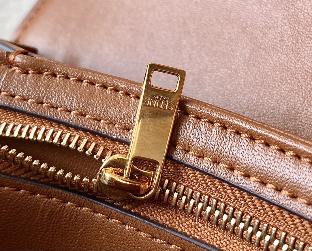 Ce**e classique triomphe bag