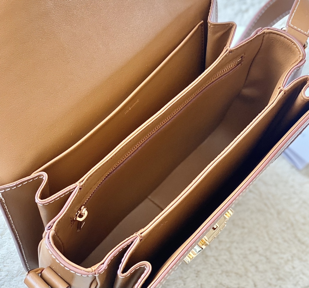 Ce**e classique triomphe bag