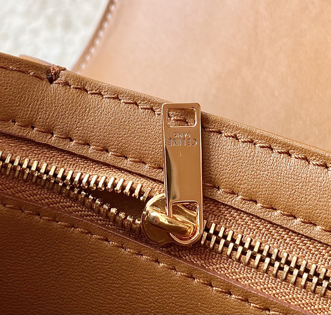 Ce**e classique triomphe bag