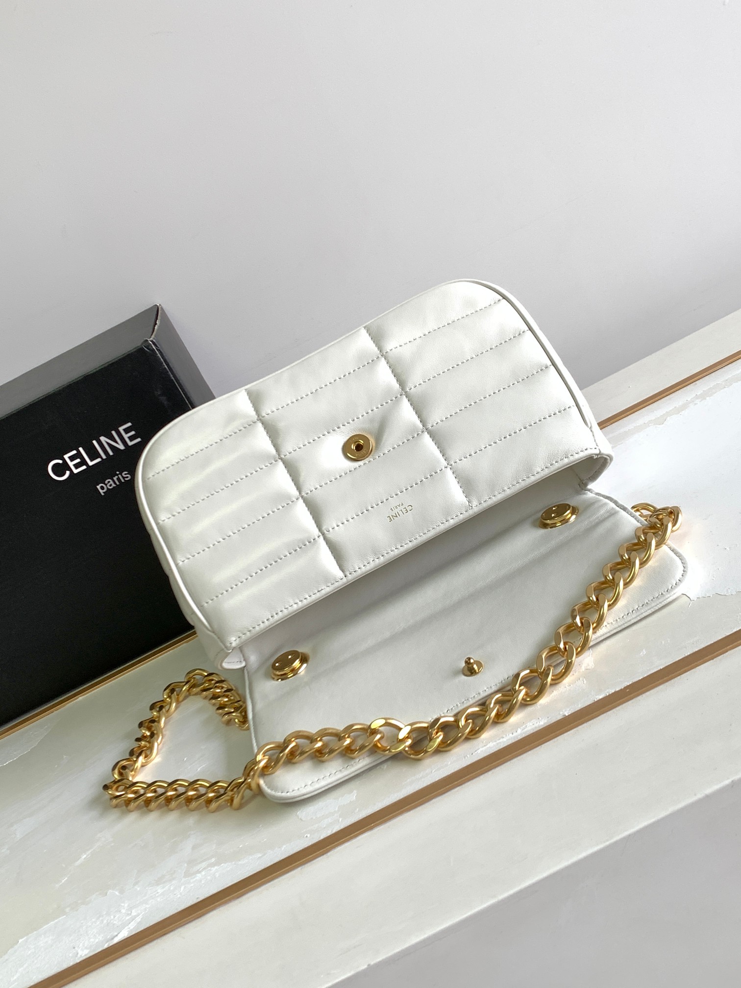 Ce**e chain shoulder bag matelasse monochrome