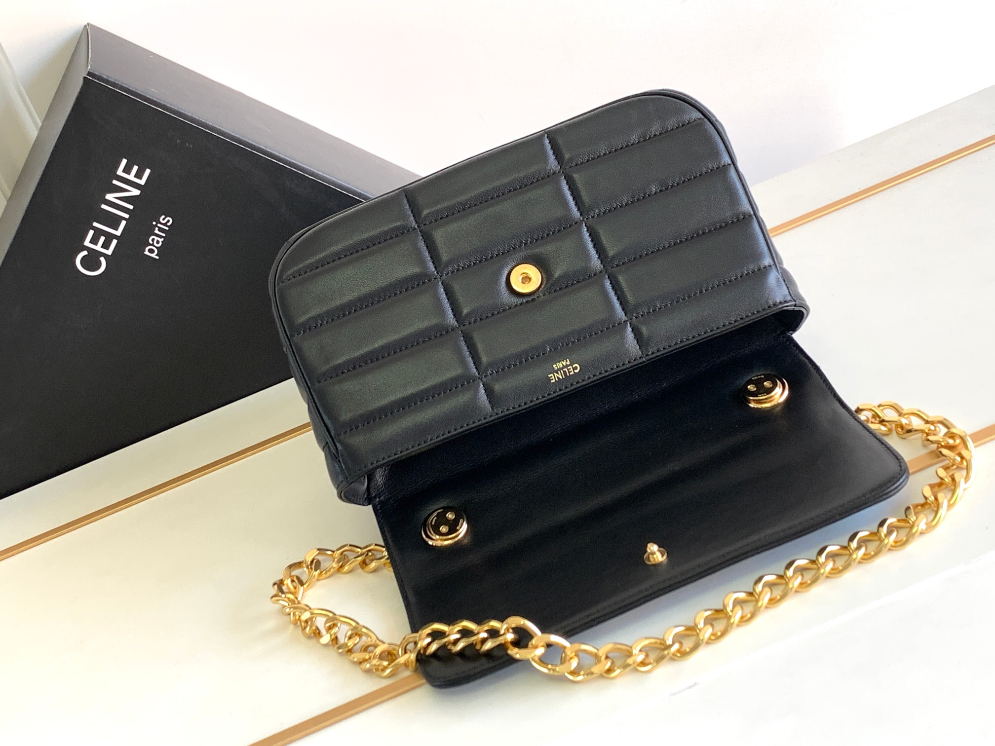 Ce**e chain shoulder bag matelasse monochrome