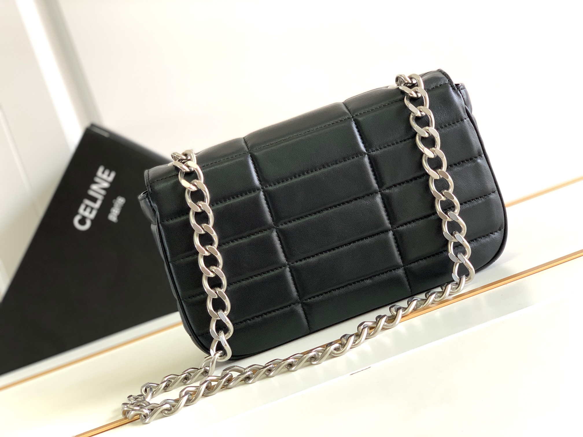 Ce**e chain shoulder bag matelasse monochrome