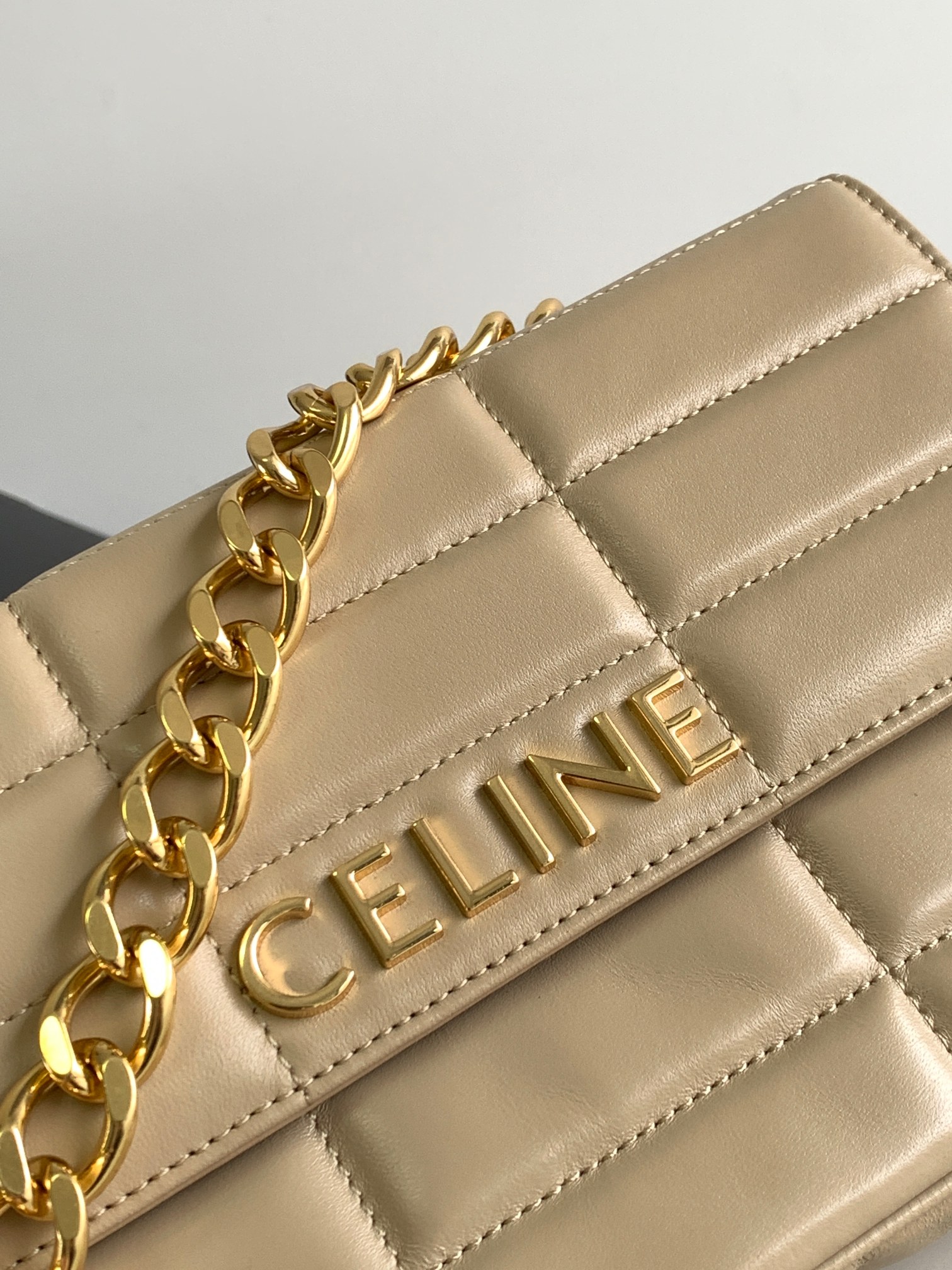 Ce**e chain shoulder bag matelasse monochrome