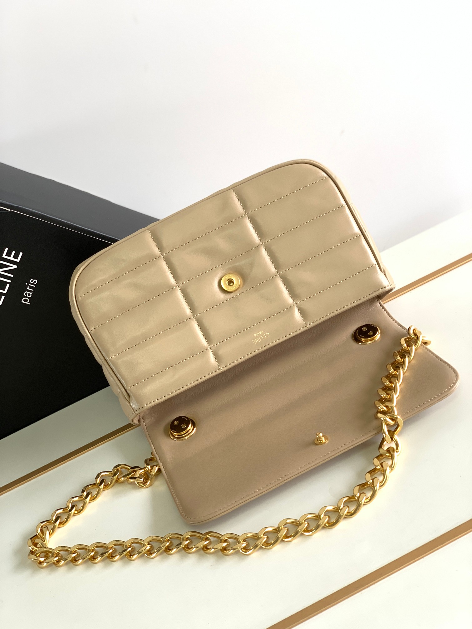 Ce**e chain shoulder bag matelasse monochrome
