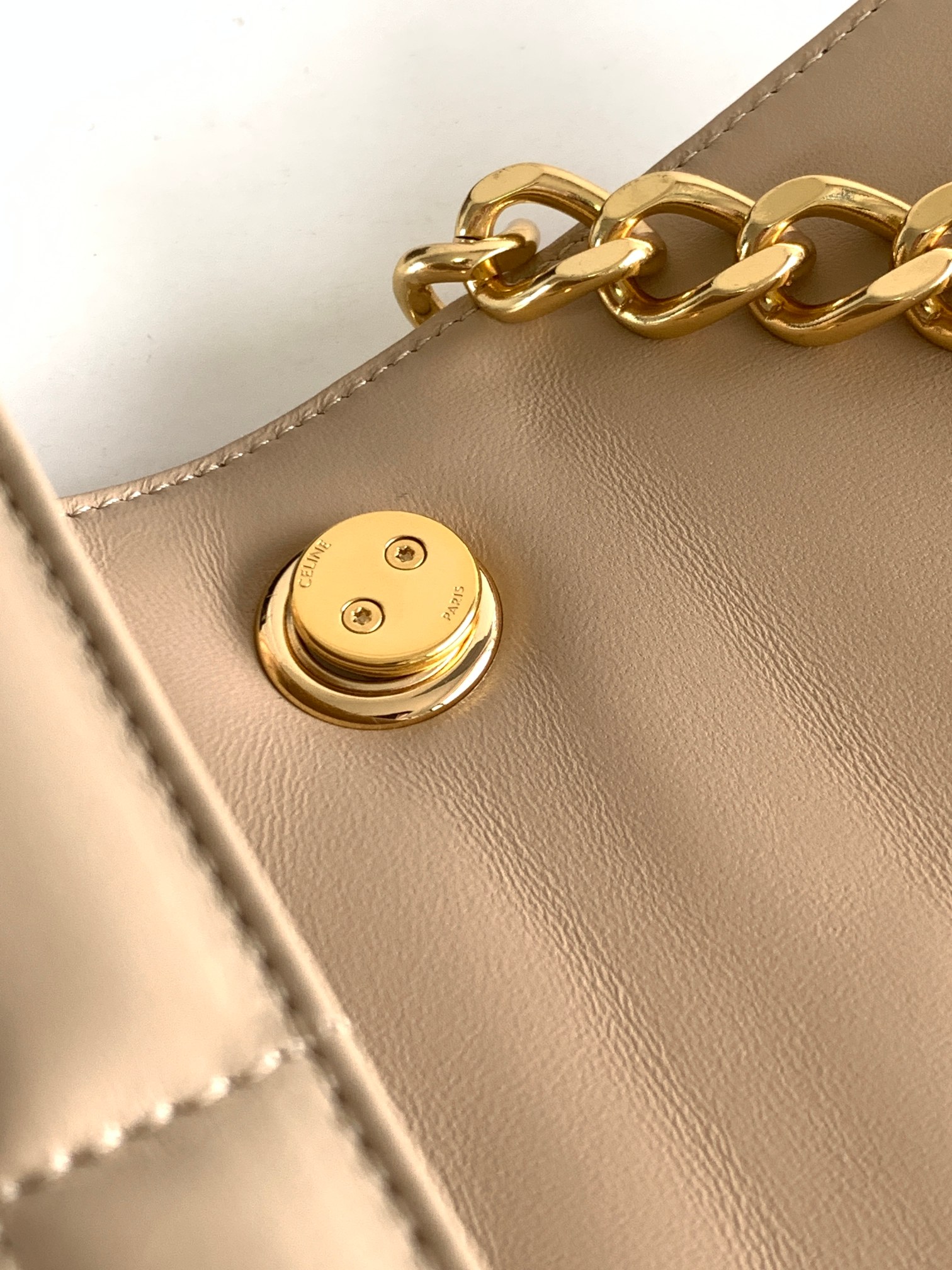 Ce**e chain shoulder bag matelasse monochrome