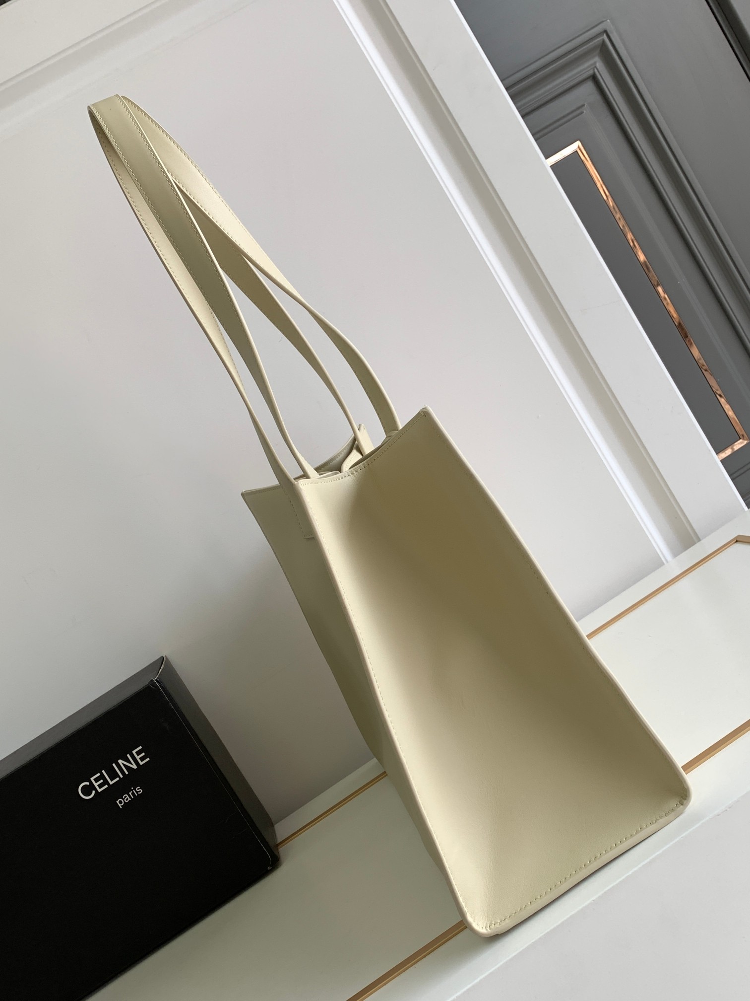 Ce**e cabas 16 in smooth calfskin limestone