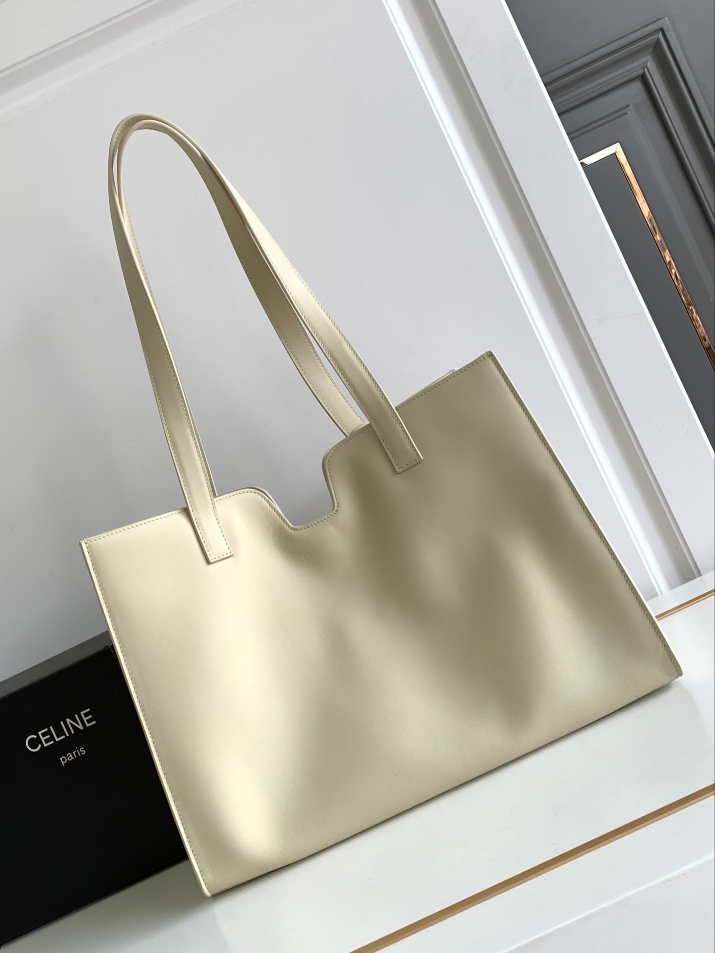 Ce**e cabas 16 in smooth calfskin limestone