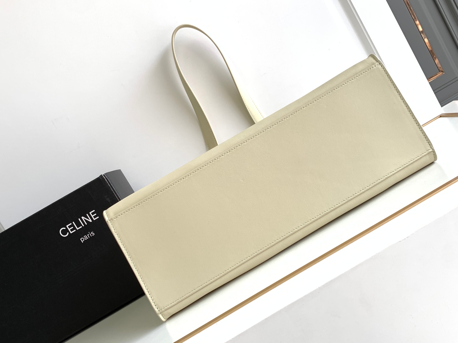 Ce**e cabas 16 in smooth calfskin limestone