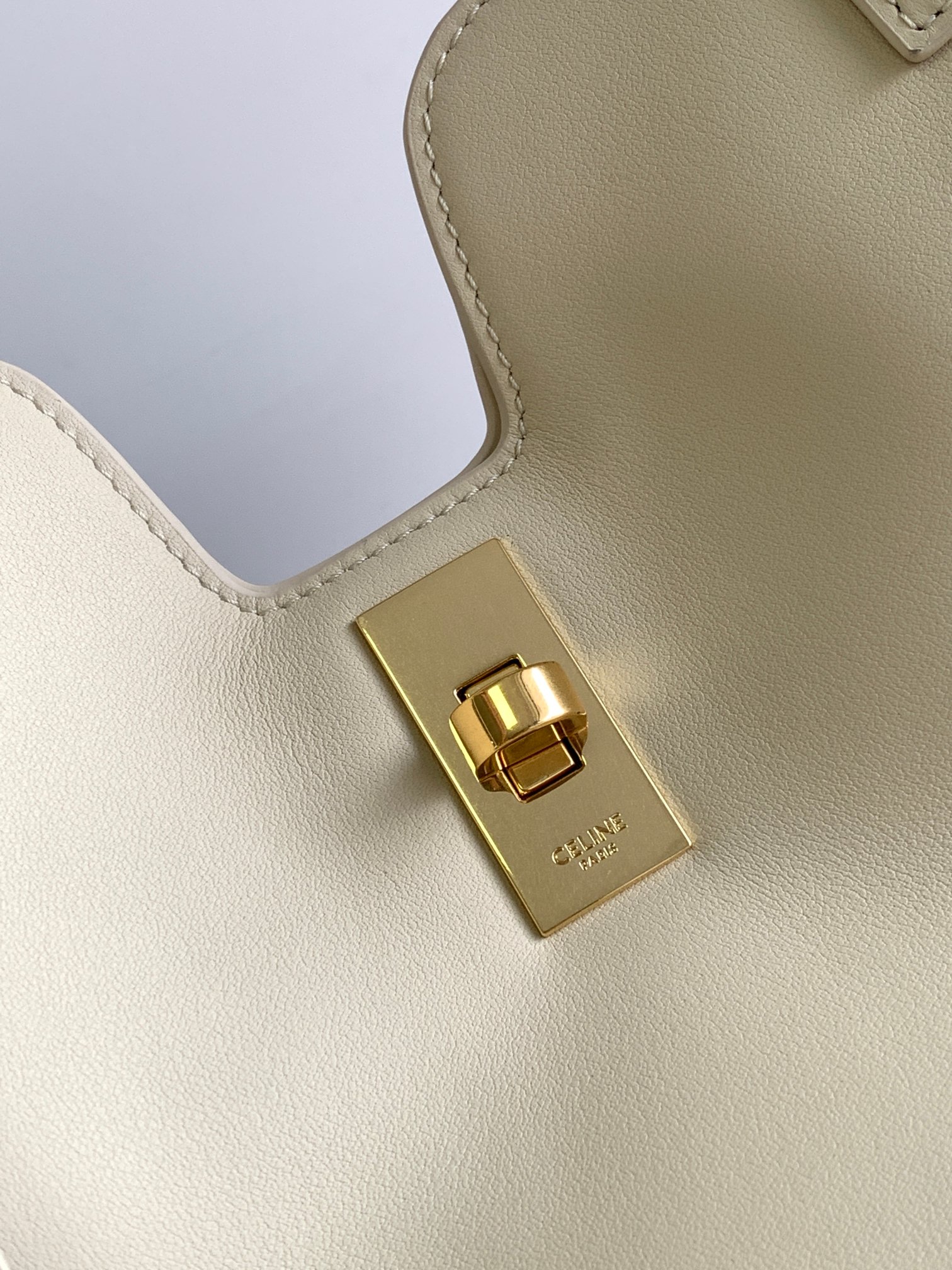 Ce**e cabas 16 in smooth calfskin limestone