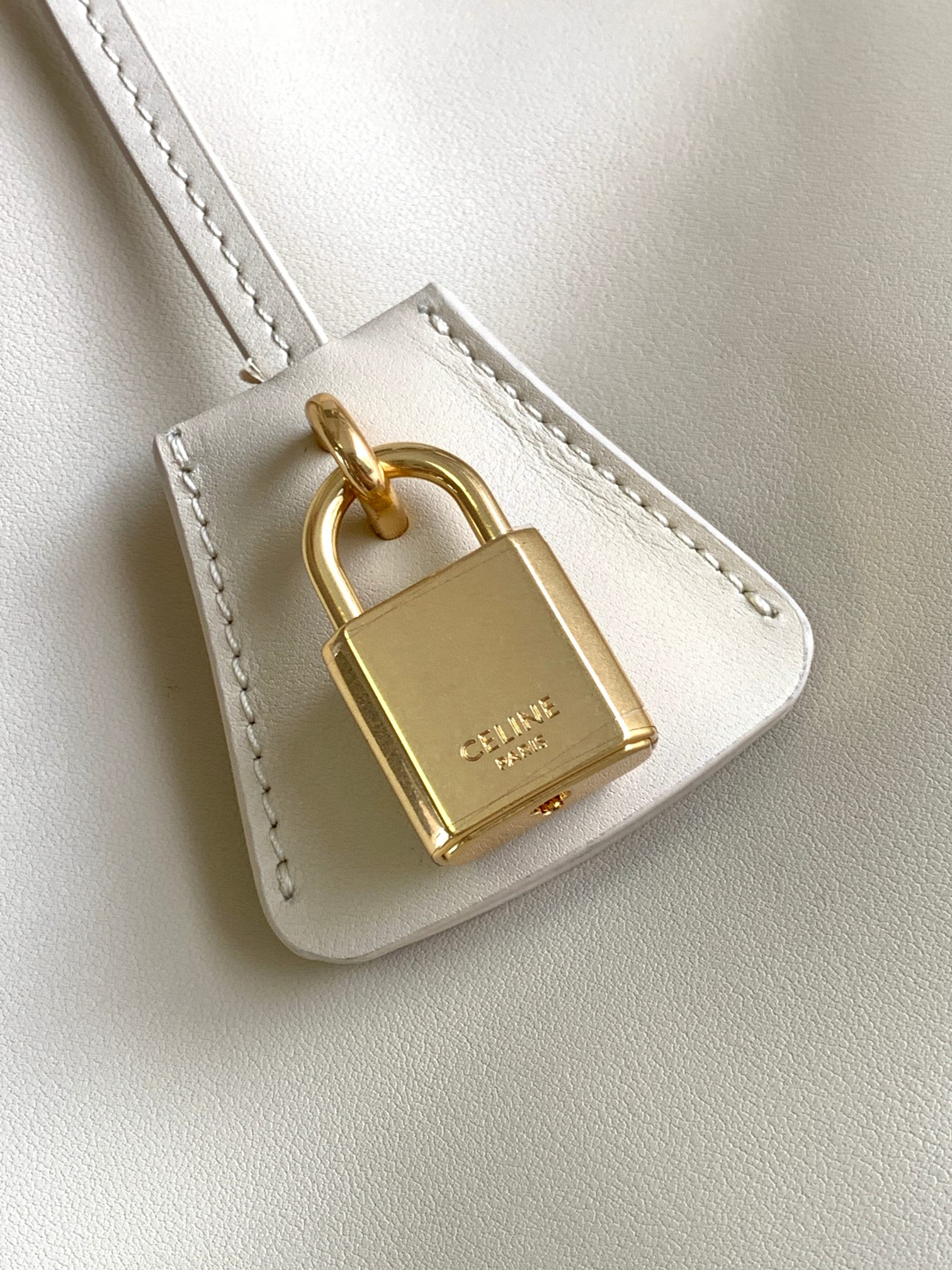 Ce**e cabas 16 in smooth calfskin limestone