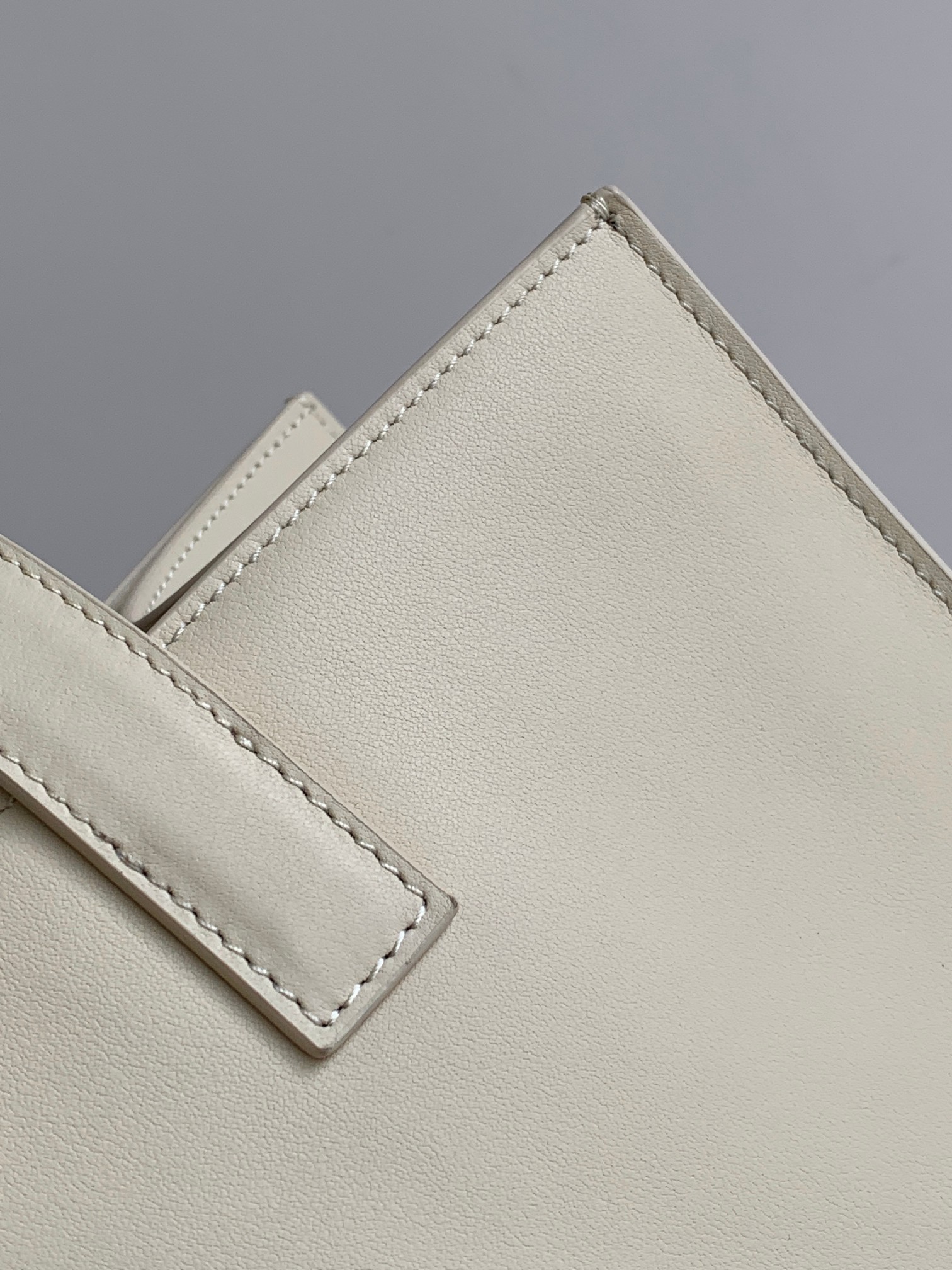 Ce**e cabas 16 in smooth calfskin limestone