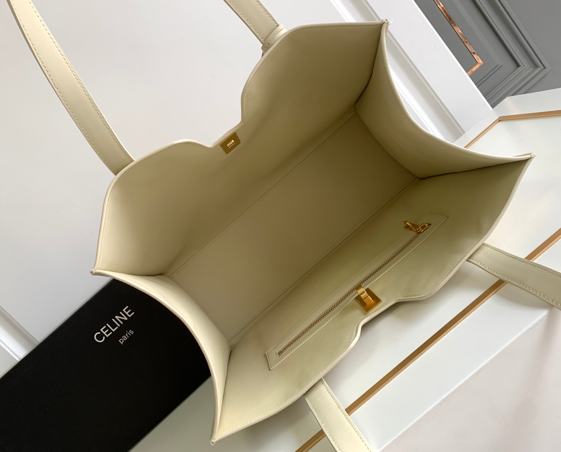 Ce**e cabas 16 in smooth calfskin limestone