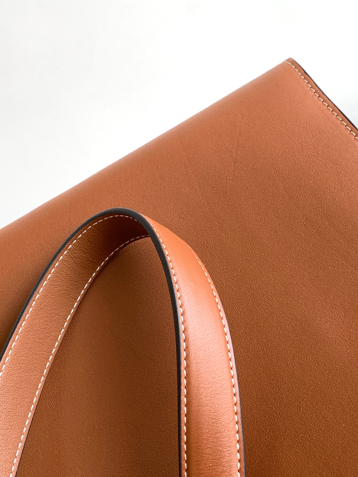 Ce**e cabas 16 in smooth calfskin limestone
