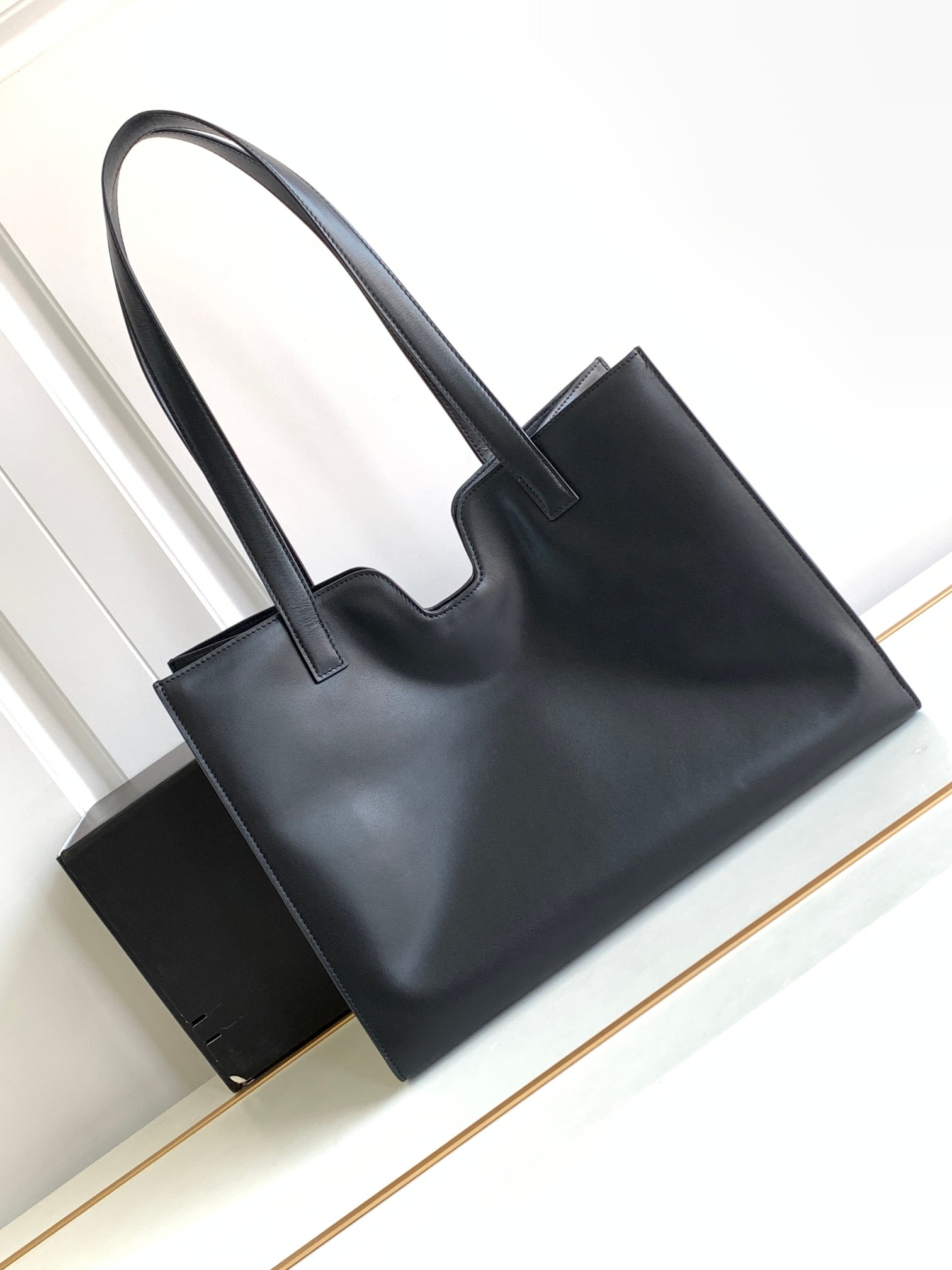 Ce**e cabas 16 in smooth calfskin limestone