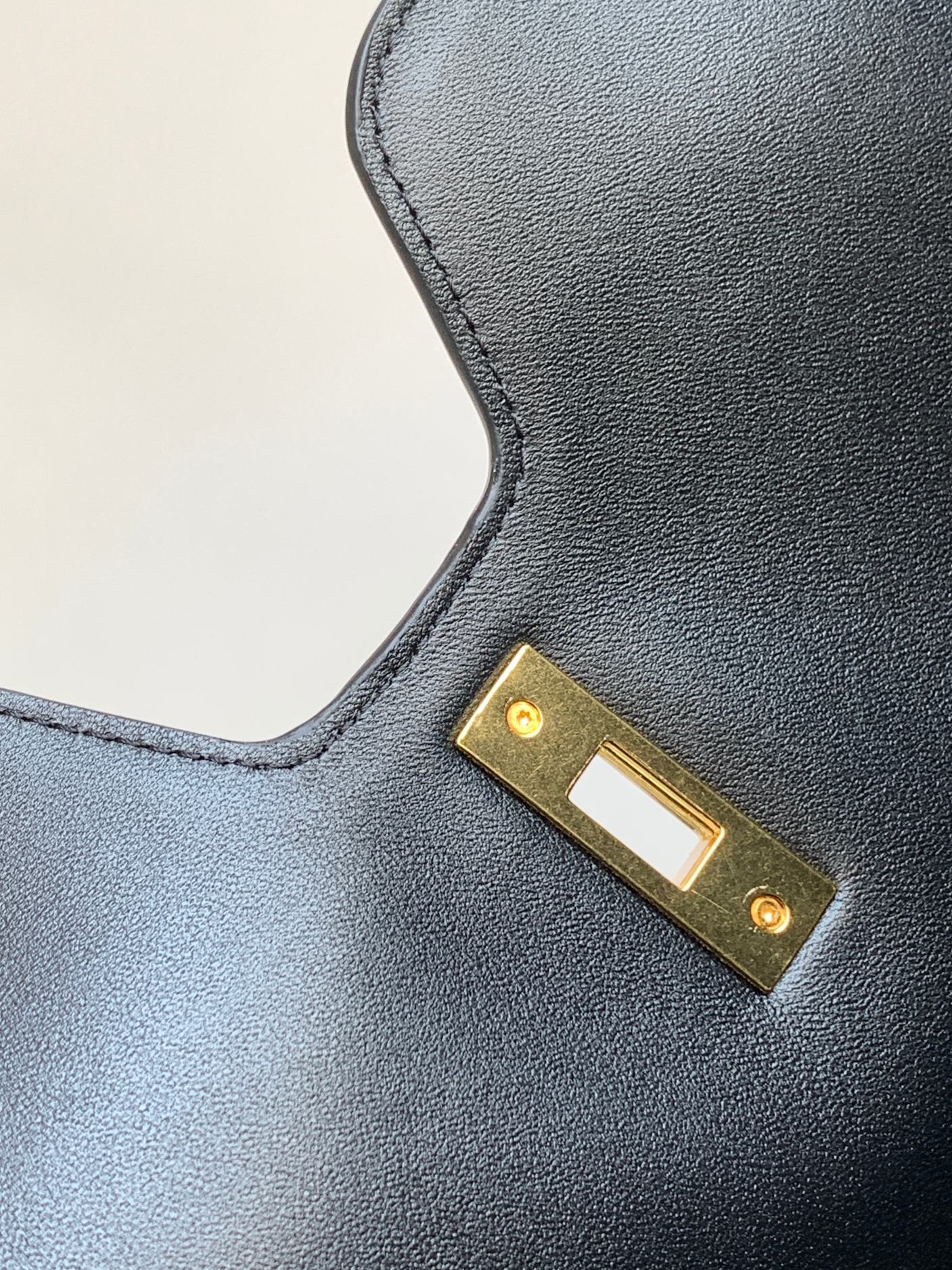 Ce**e cabas 16 in smooth calfskin limestone