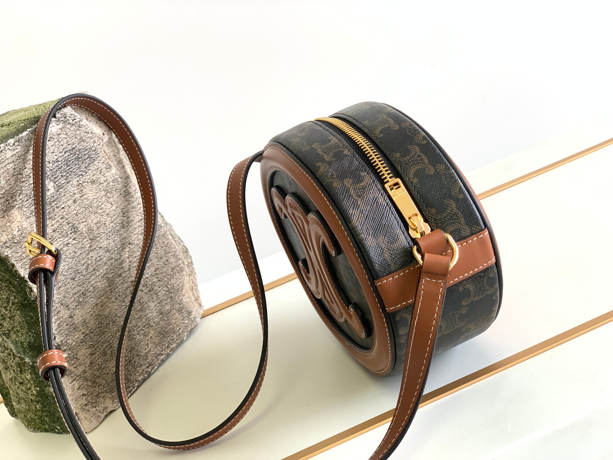 Ce**e oval bag cuir triomphe